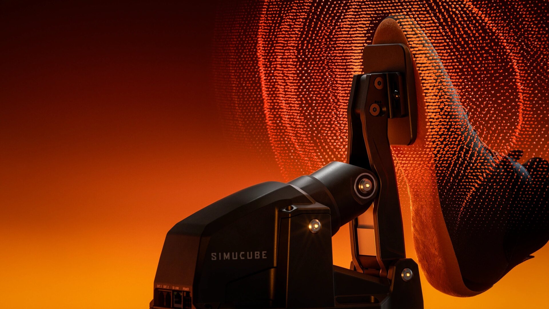 Un pied appuie sur la Simucube ActivePedal Sport, entouré d'ondes figurant le retour haptique