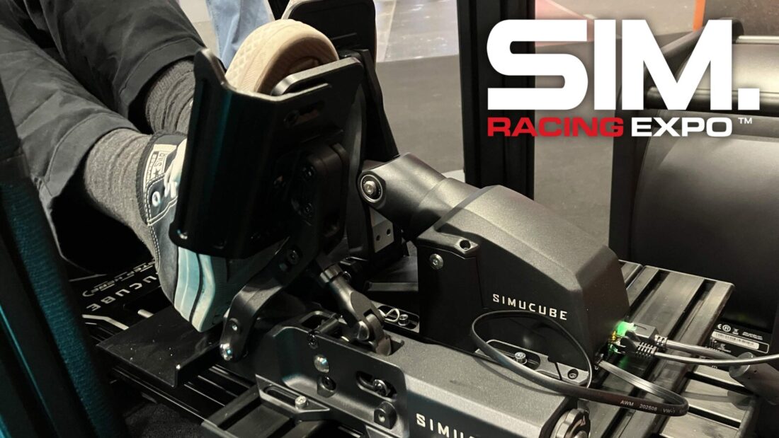 L'ActivePedal Sport en gros plan sur le stand Simucube, pied posé sur sa plaque de pédale agrandie