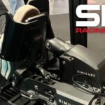 L'ActivePedal Sport en gros plan sur le stand Simucube, pied posé sur sa plaque de pédale agrandie