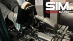L'ActivePedal Sport en gros plan sur le stand Simucube, pied posé sur sa plaque de pédale agrandie