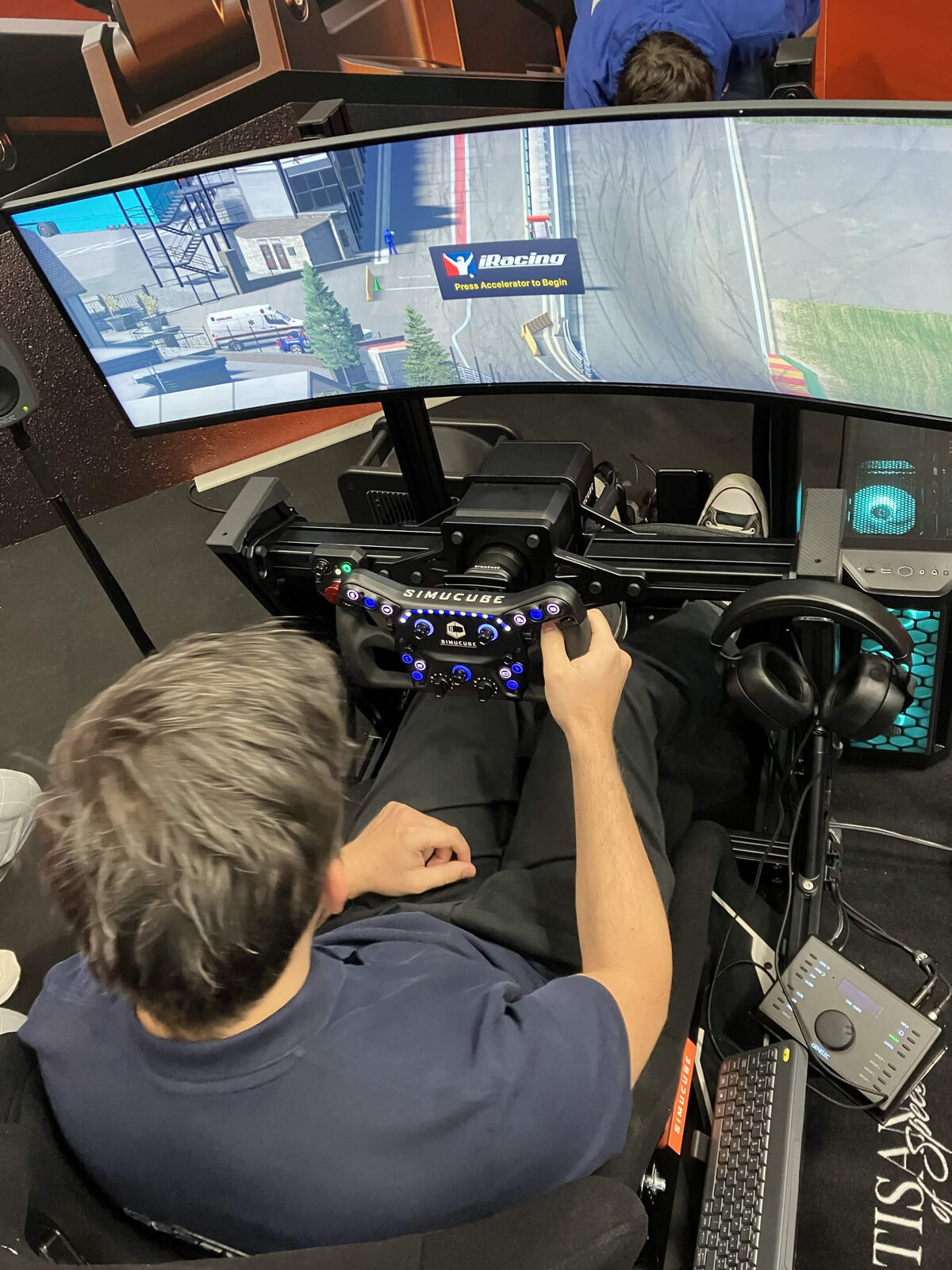 Essai de l'ActivePedal Sport sur iRacing, sur le cockpit du stand Simucube à la SimRacing Expo 2026