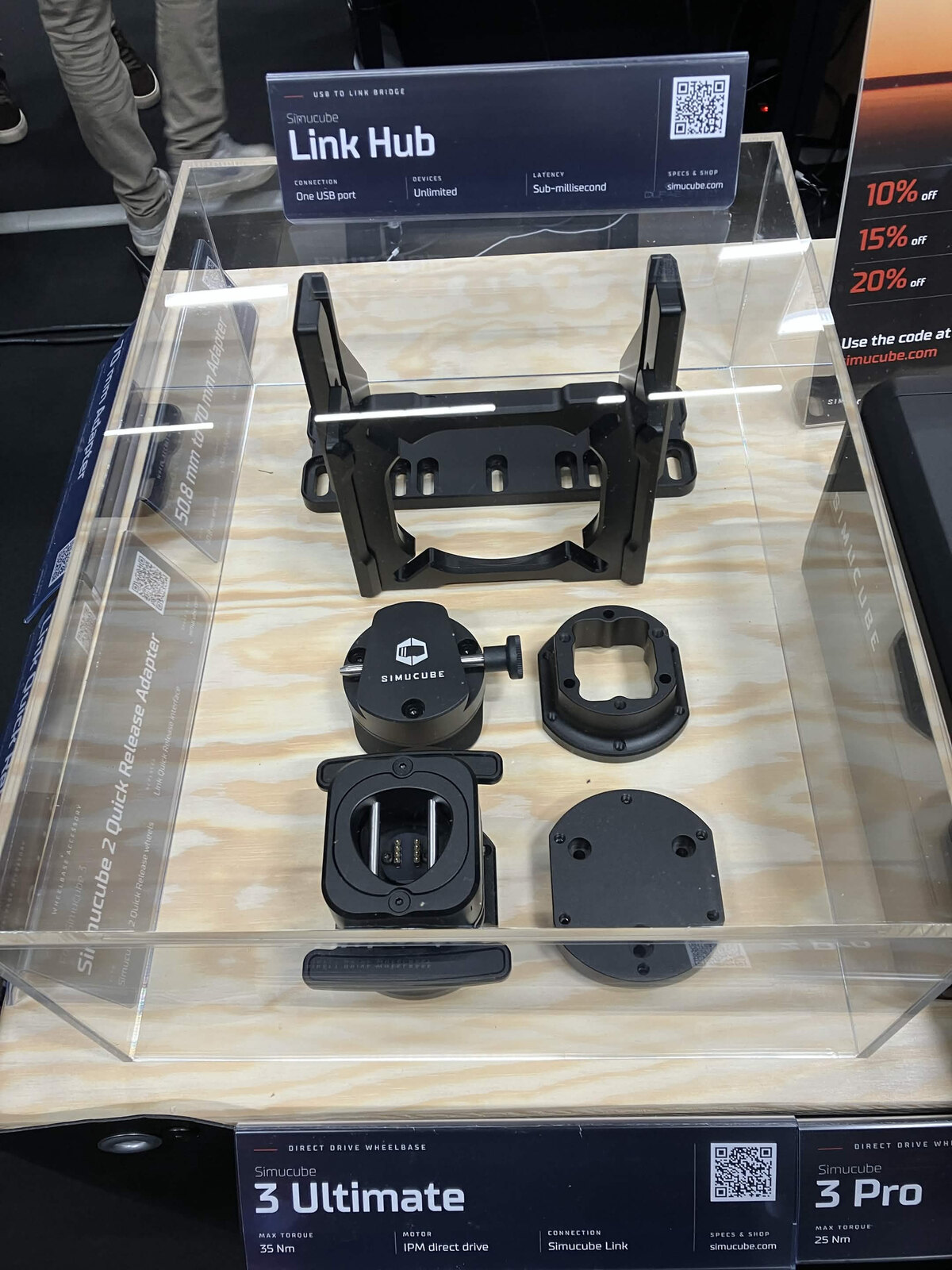 Le Simucube Link Hub exposé en vitrine sur le stand Simucube de la SimRacing Expo 2026