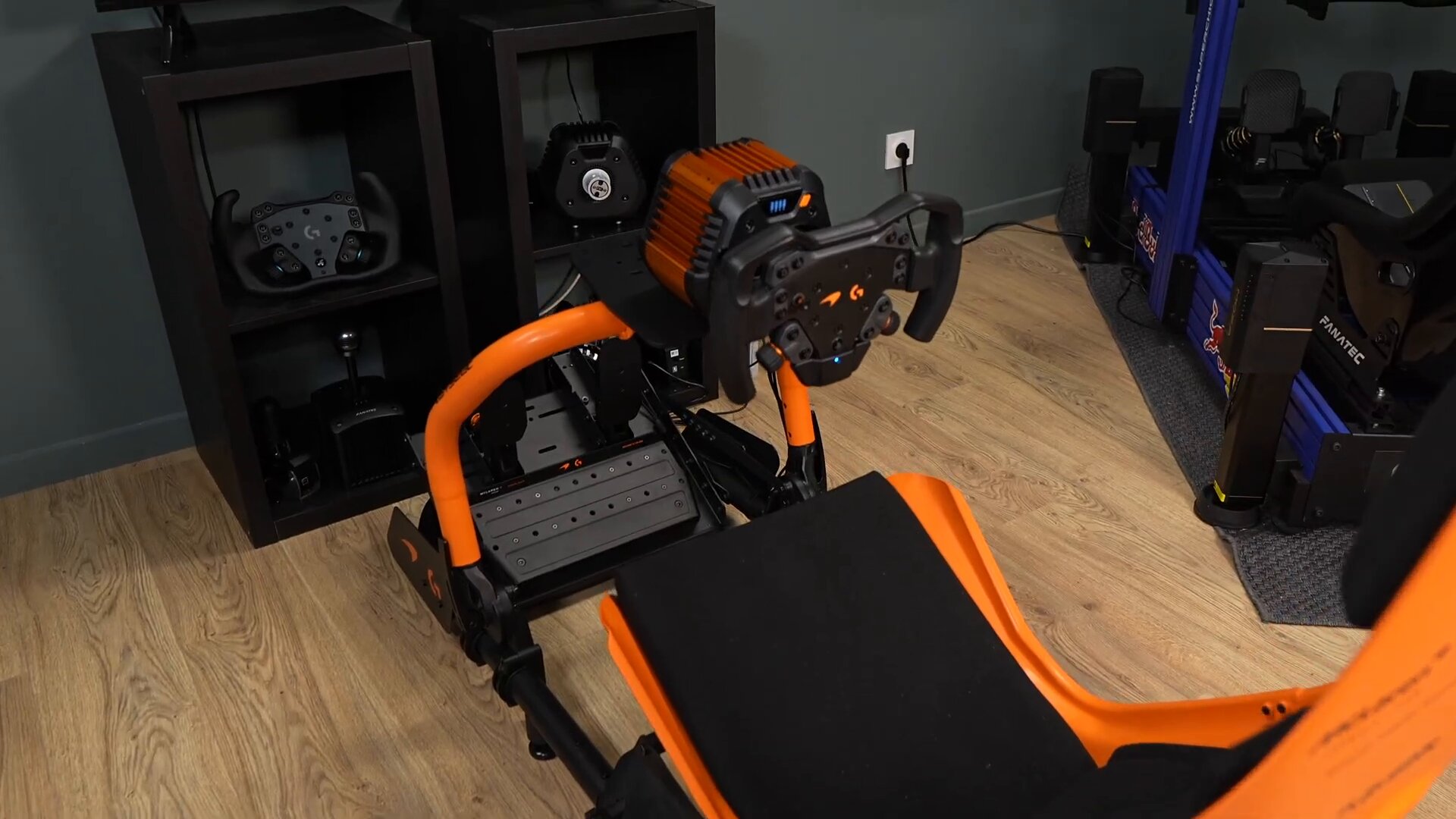 Le Logitech RS50 McLaren Racing Bundle monté sur un cockpit orange