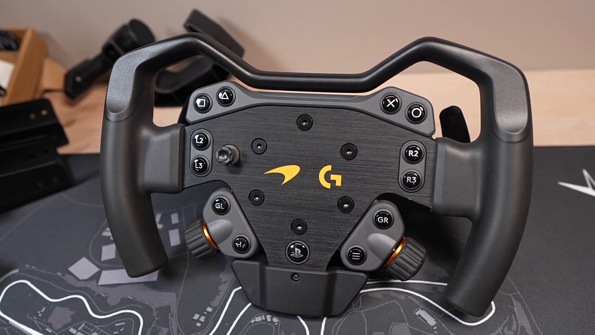 Le volant Logitech RS Formula McLaren Racing Edition vu de face