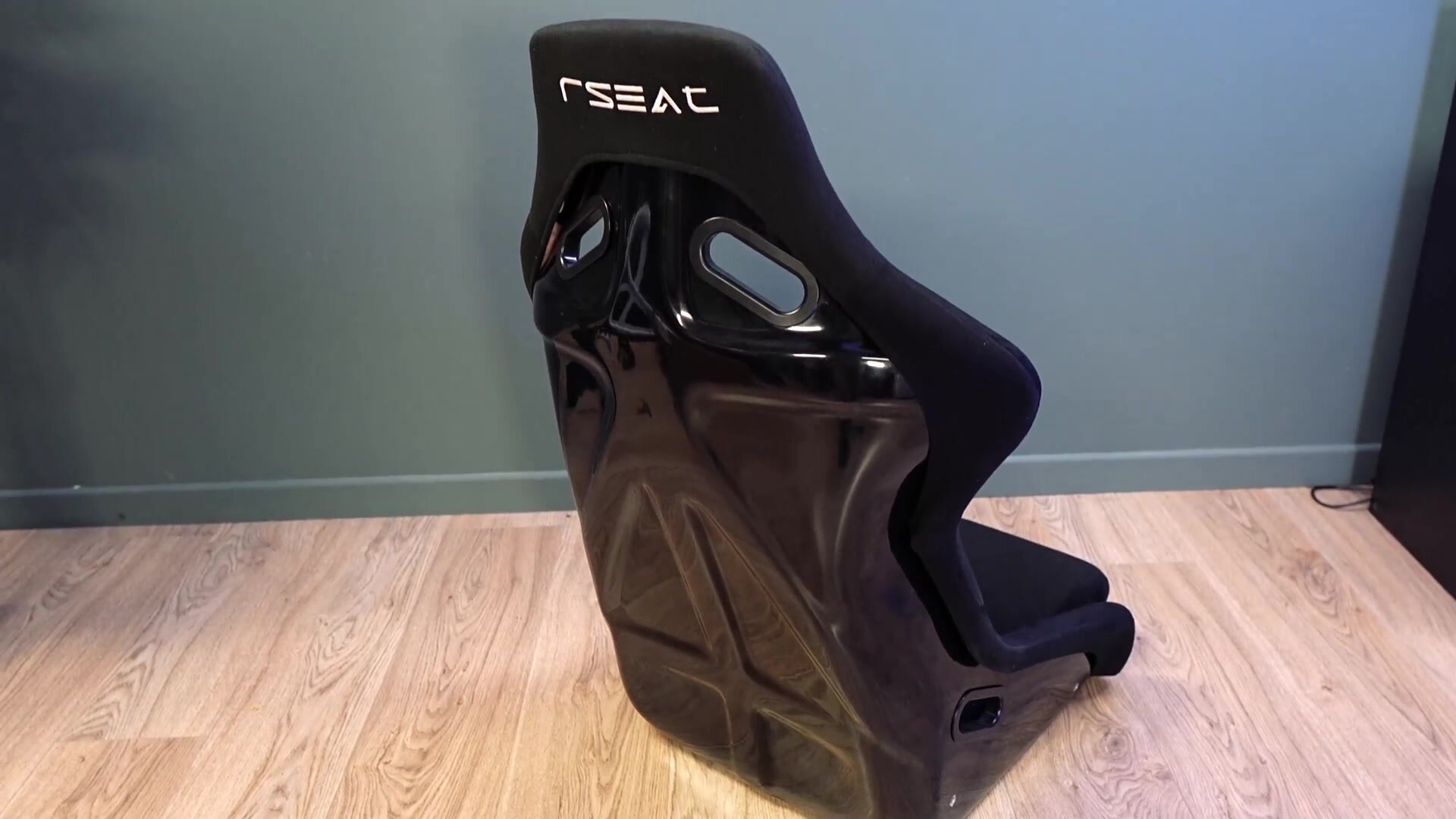 Le baquet simracing RSeat GTS vu de dos, avec sa coque composite noire