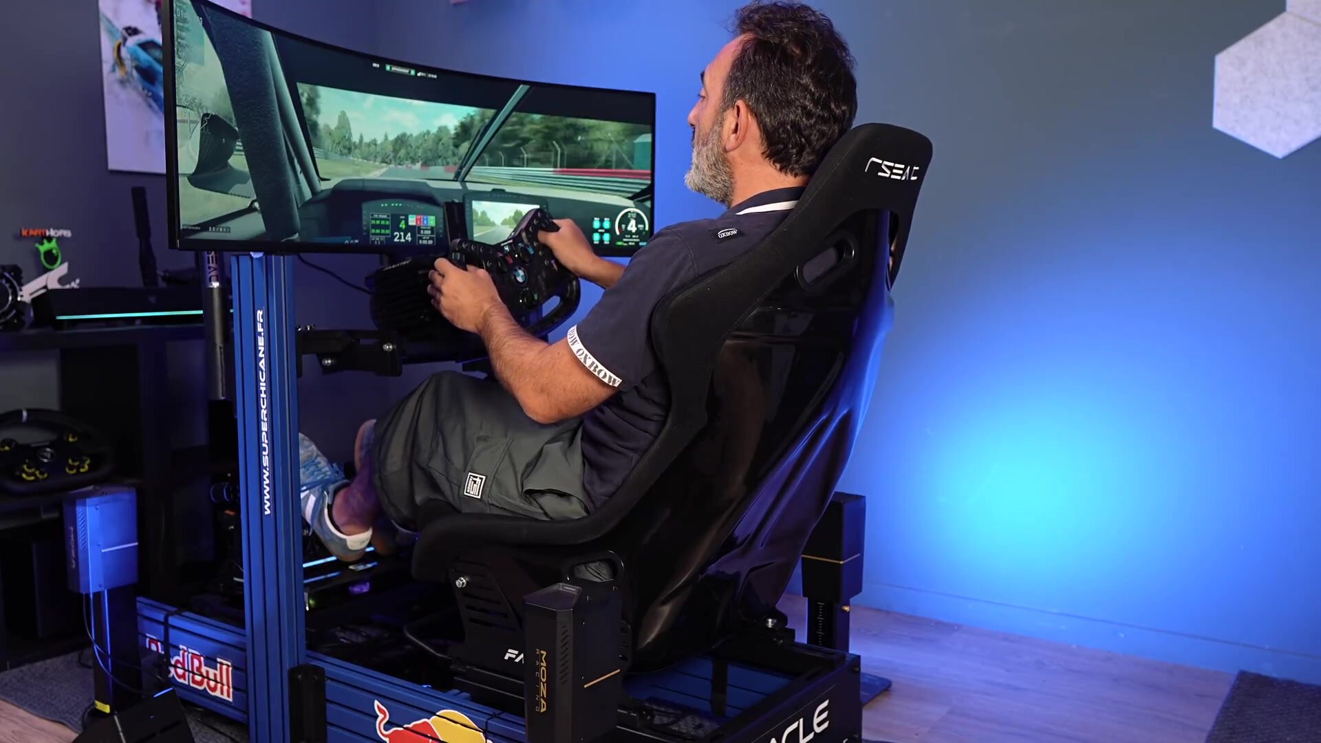 Notre testeur au volant, installé dans le RSeat GTS monté sur un cockpit