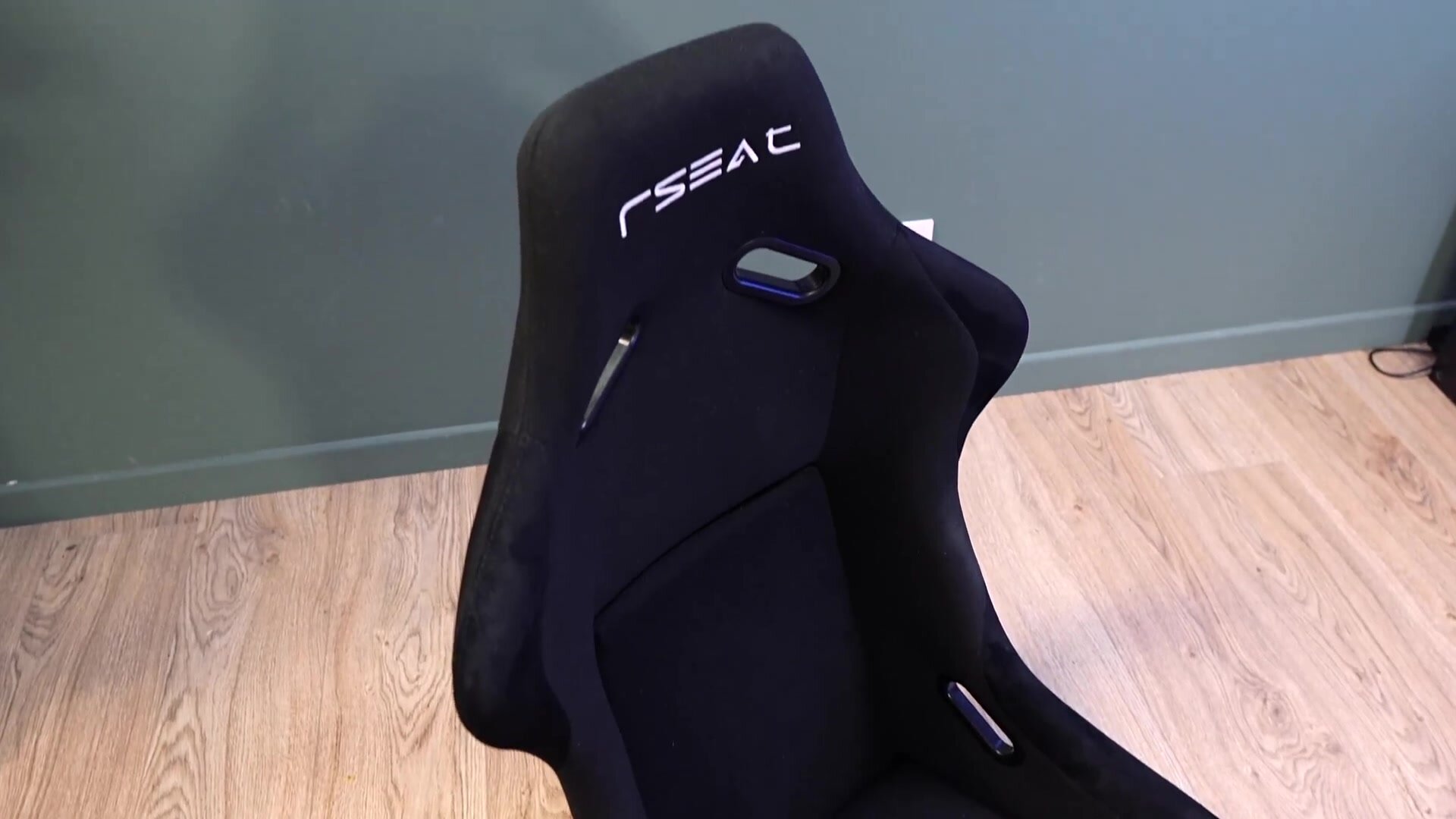 Le RSeat GTS de face, avec ses passages de harnais aux épaules et aux hanches