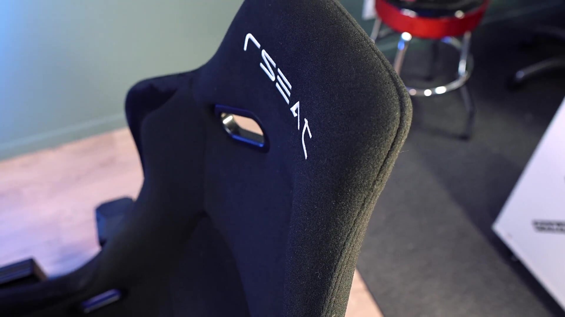 Gros plan sur la suédine et le logo du RSeat GTS