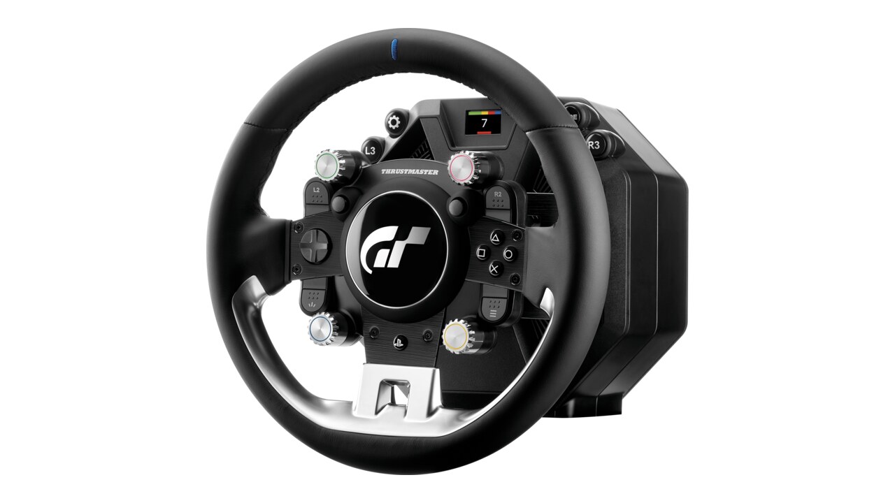 Le Thrustmaster T-GT III vu de trois quarts, avec sa roue cuir et ses quatre molettes