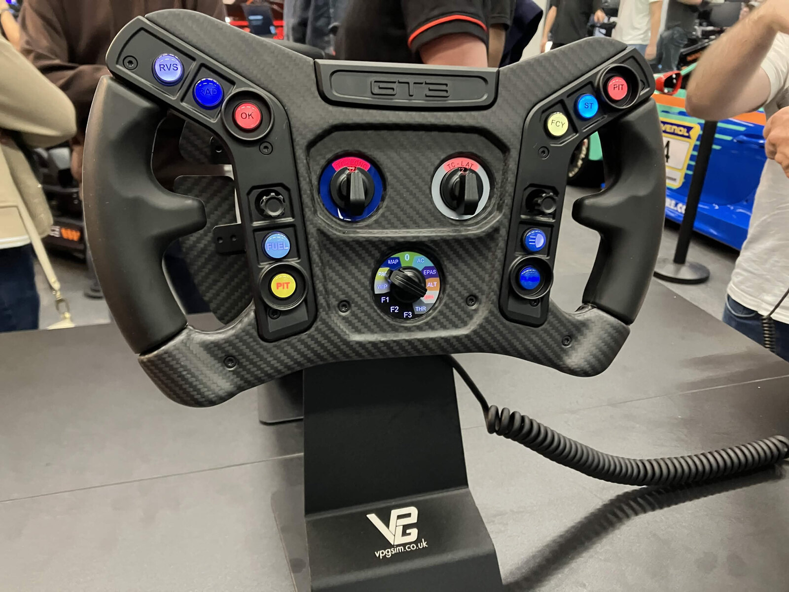 Le volant VPG Mustang GT3 exposé sur le stand VPG à la SimRacing Expo 2026